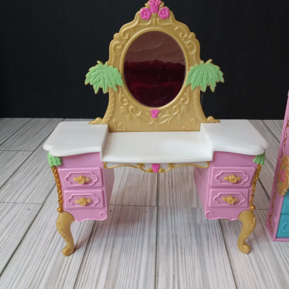 Barbie Island Princess Vanity Desk & Wardrobe Trunk